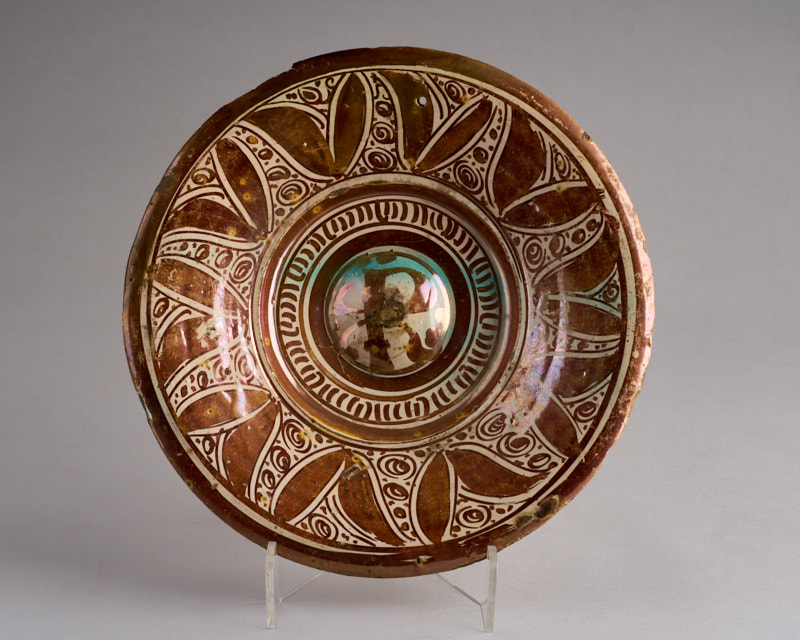 Hispano-Moresque lustreware charger, c.1600. VG&M Collection