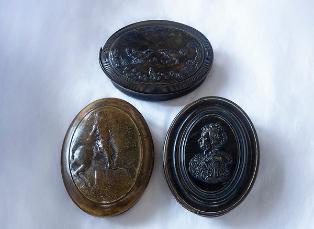 Three other snuff boxes by Obrisset at VG&M that depict two cockerels fighting, Queen Anne and a Man on horseback